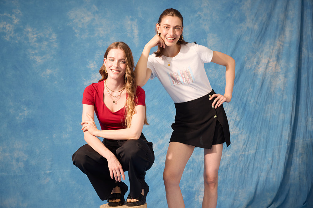 Looks de mujer Texturas Urbanas con poleras roja y blanca, pantalón negro y falda short