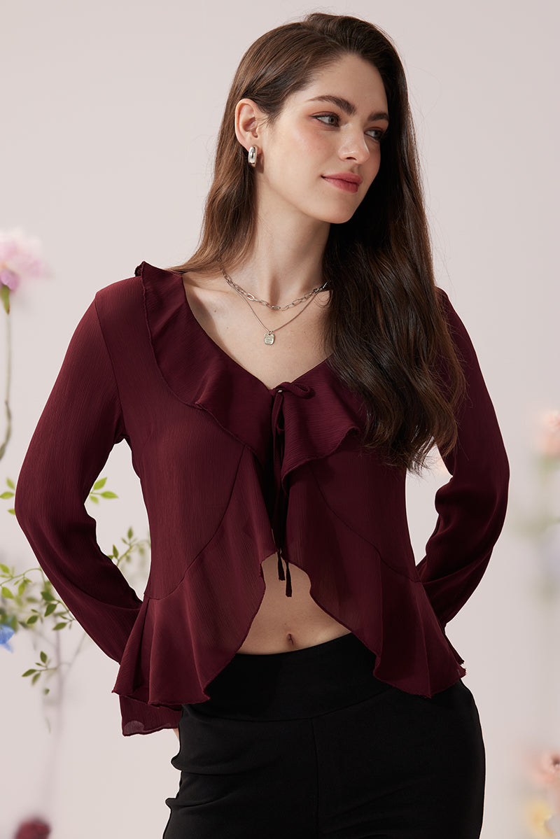 Blusa burdeo con vuelos y amarra frontal combinada con pantalón negro