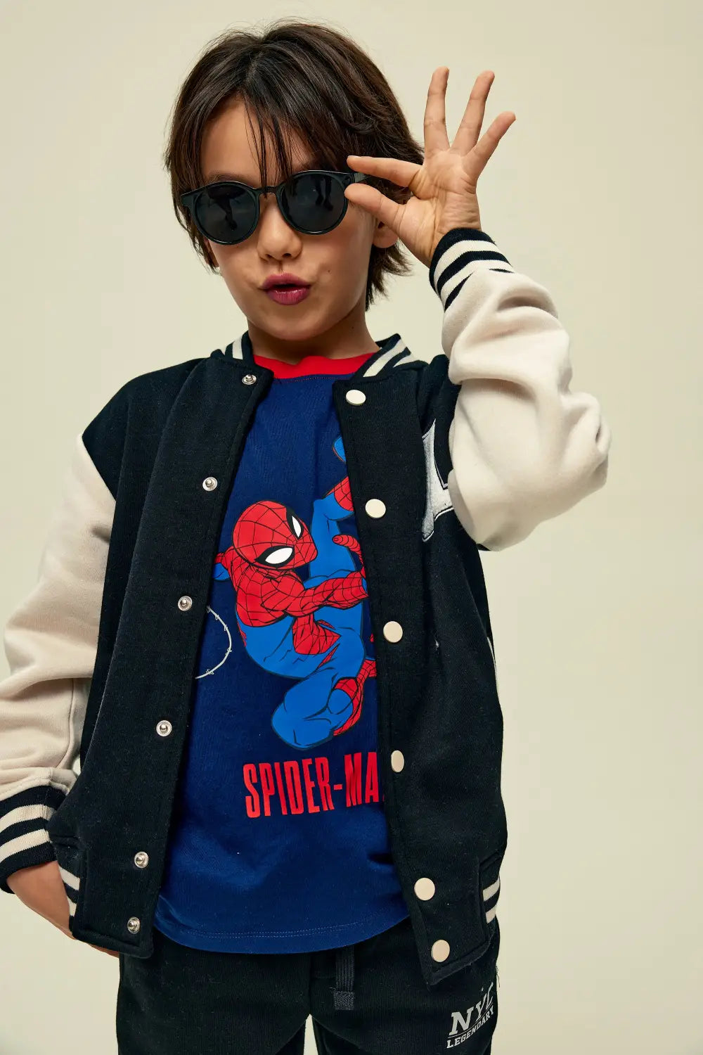 Chaqueta varsity infantil combinada con polera gráfica para niño