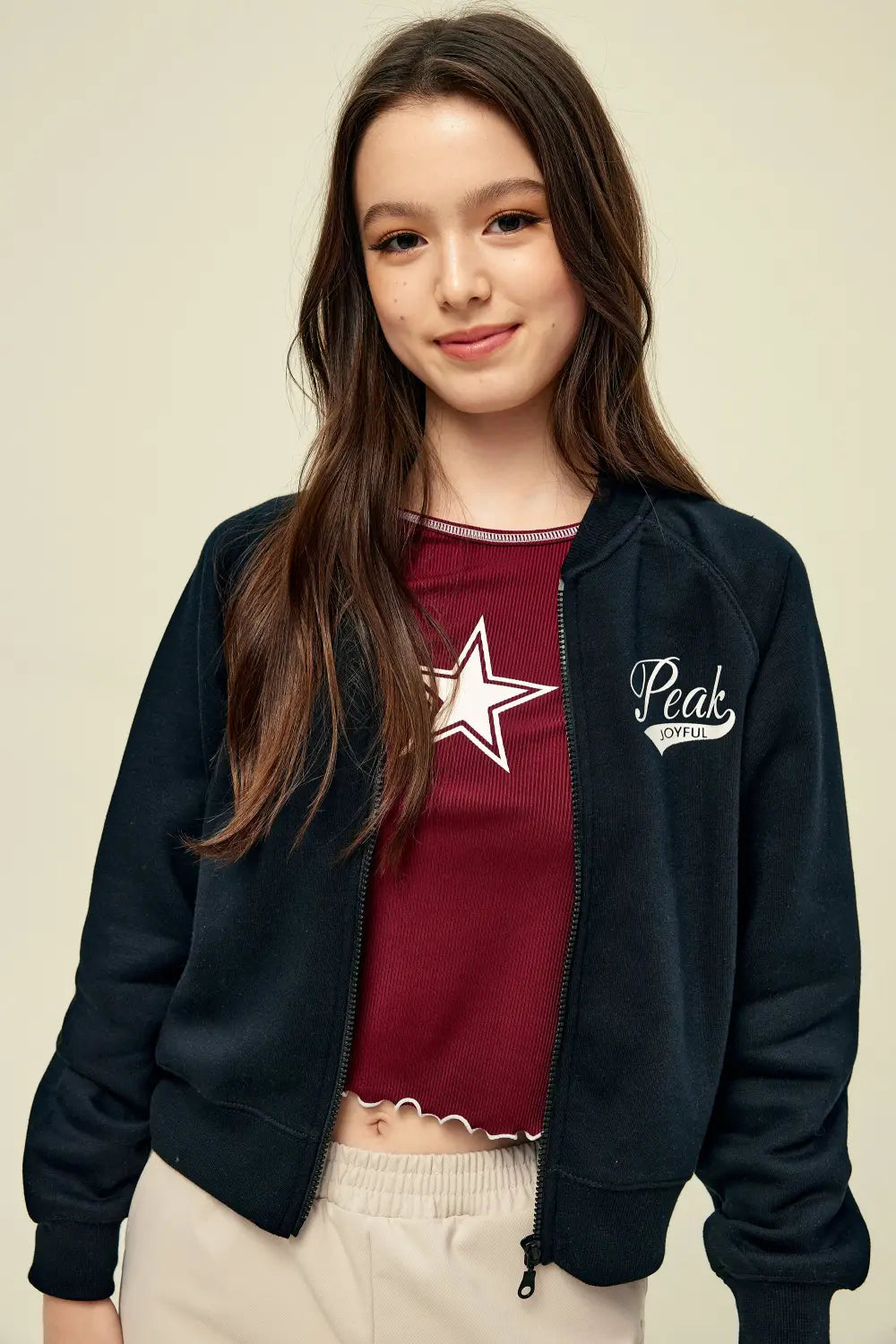 Chaqueta infantil azul combinada con polera burdeo y pantalón claro