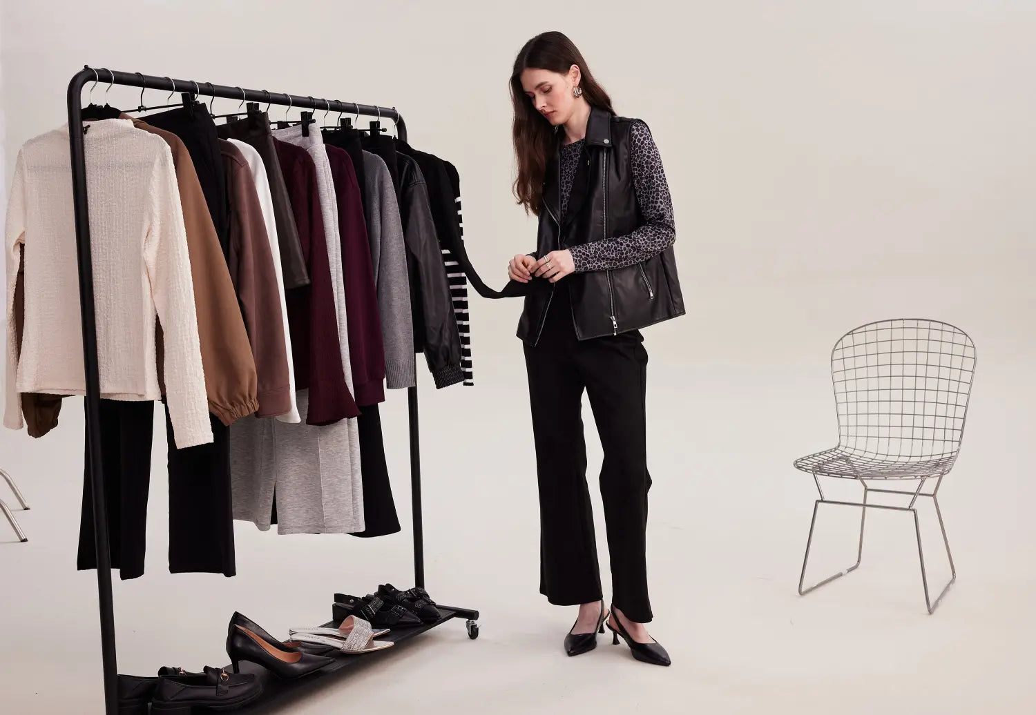 Nueva colección Urban Bloom de Dutties con look urbano de mujer y prendas en tonos neutros