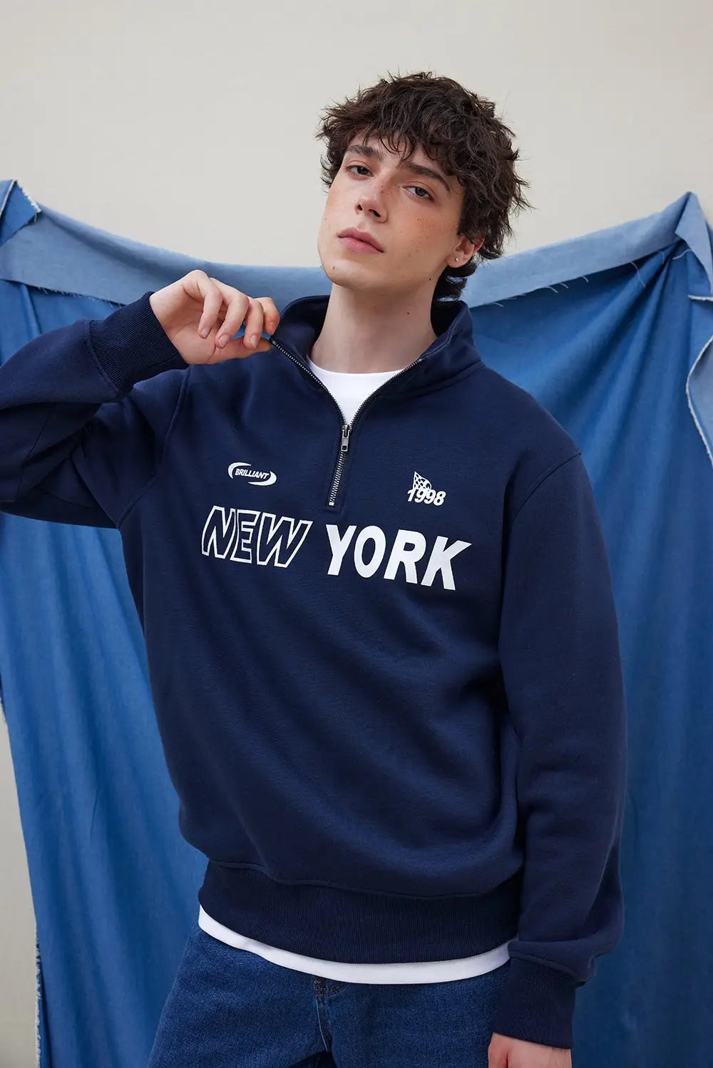 Polerón hombre azul marino con medio cierre combinado con jeans azules