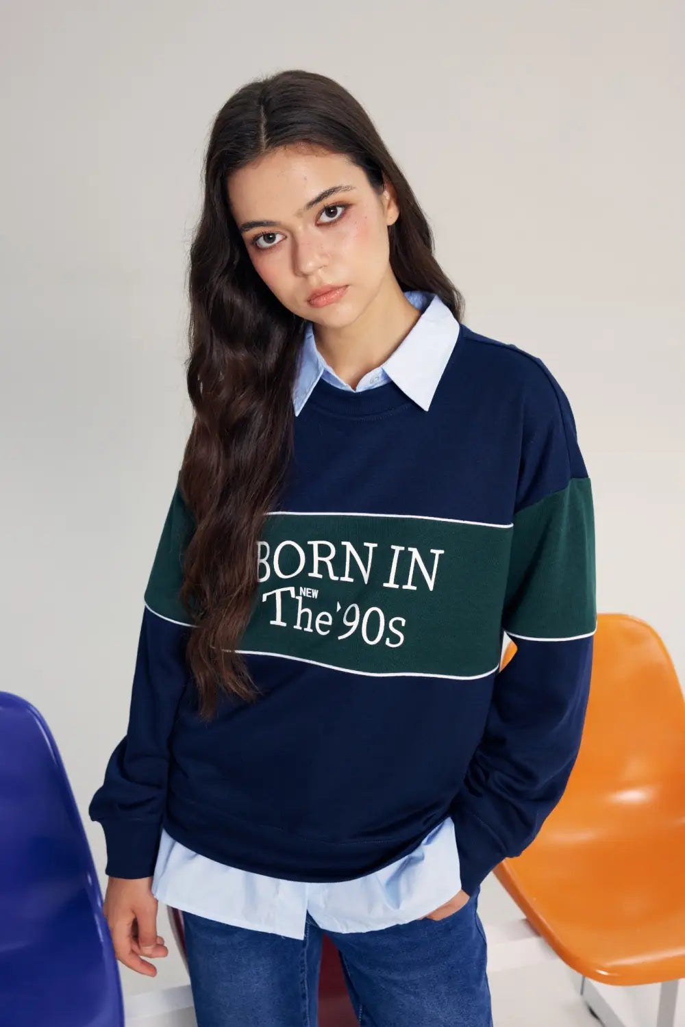 Polerón mujer azul y verde combinado con camisa celeste y jeans