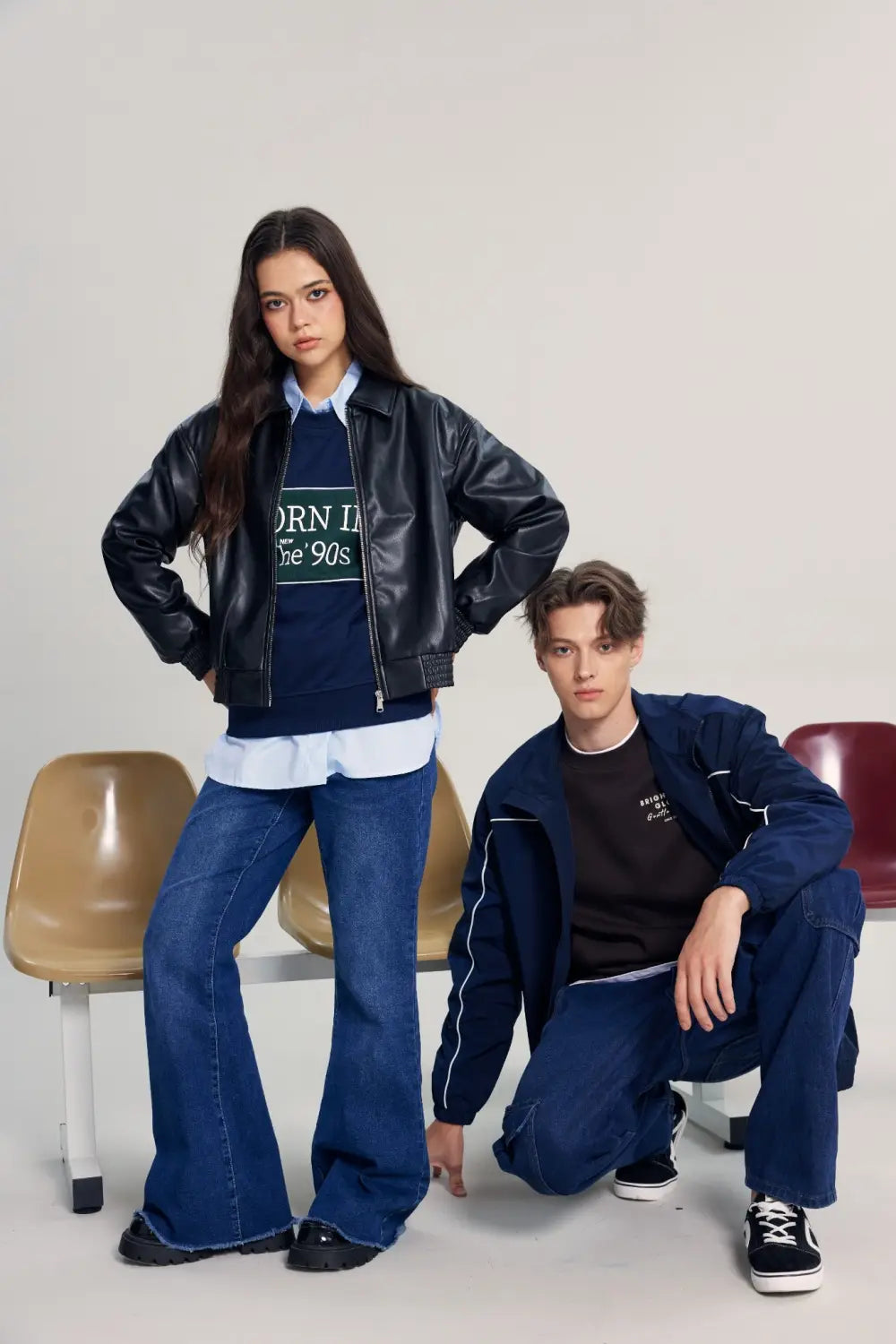 Looks universitarios para mujer y hombre con chaquetas y jeans