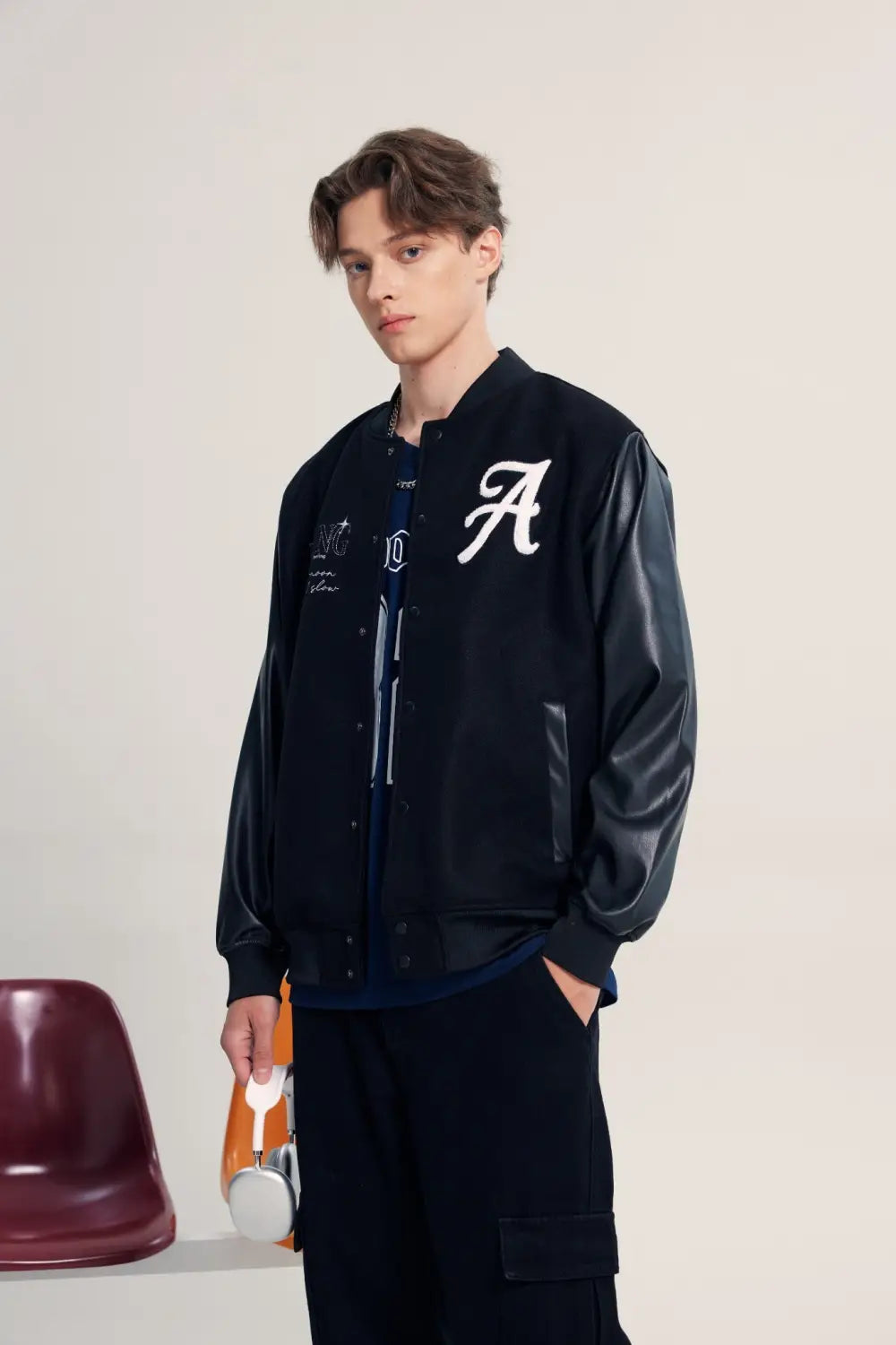 Chaqueta varsity hombre azul marino con mangas de efecto cuero