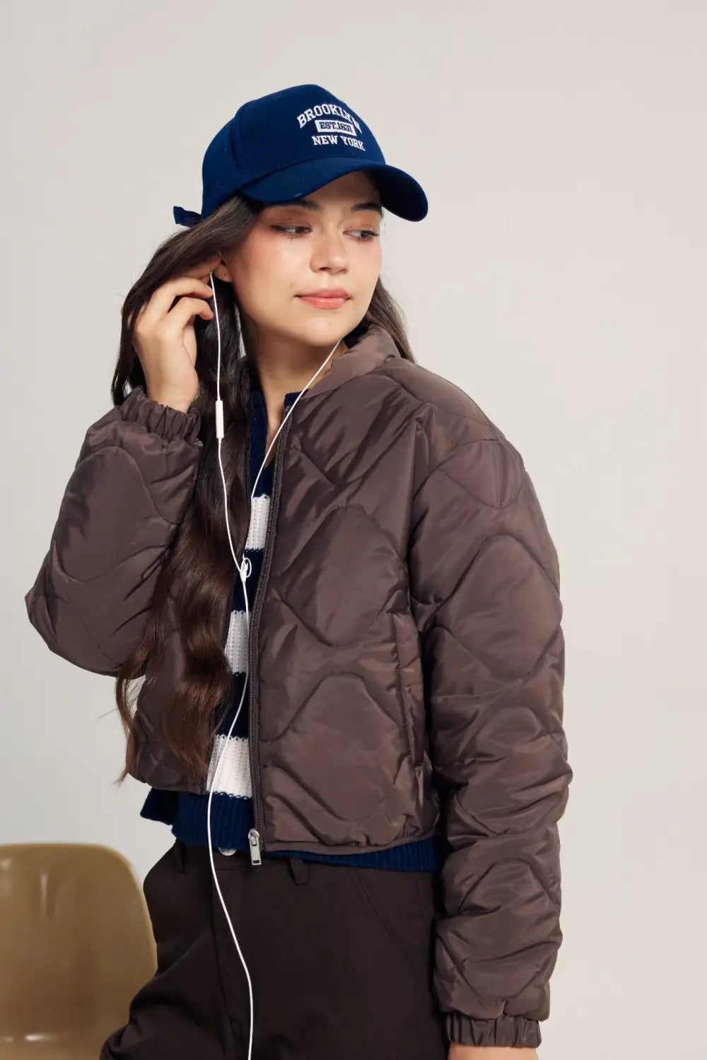 Parka mujer café combinada con jockey azul de estilo college