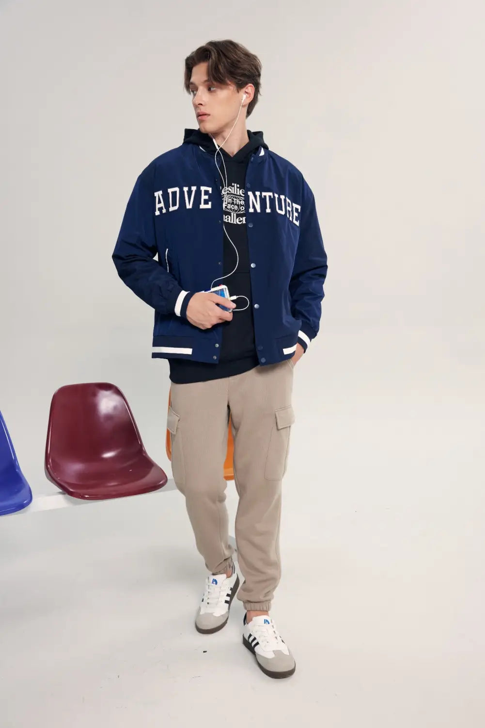 Look college hombre con chaqueta azul, polerón con capucha y pantalón cargo