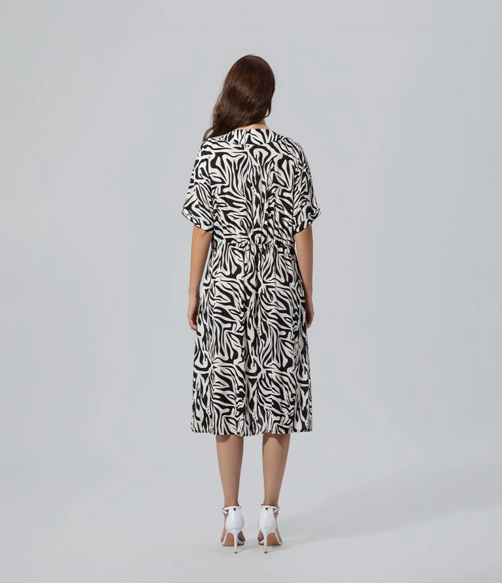 Vestido oversize con estampado floral negro blanco abstracto Casual, Chronicles of Time, Cuello V, Elegant, Flor